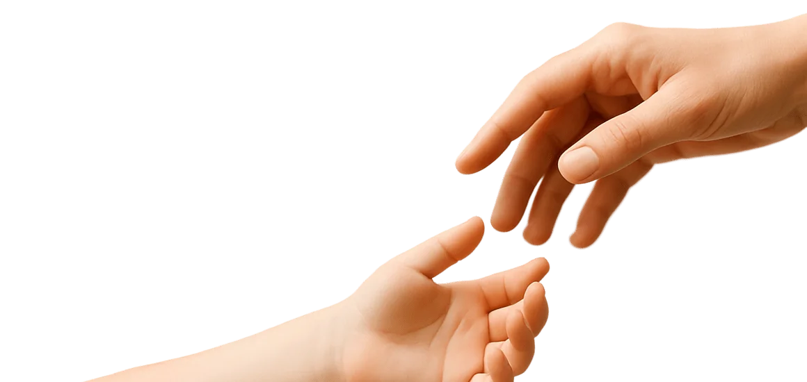 Dłoń dorosłego i dziecka symbolizująca pomoc Fundacji Forward